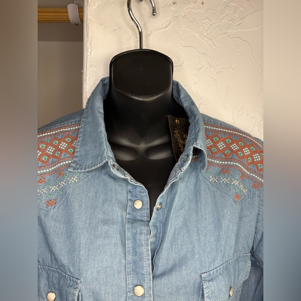 Wrangler Retro NWT Light Blue embroidered denim button down Shirt sz small - Picture 6 of 10